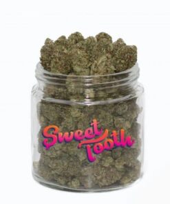 Köp Sweet Tooth Strain online i Sverige. Prisbelönt hybrid med söt bärsmak, euforiska effekter och premiumkvalitet. Beställ diskret från vår butik idag.